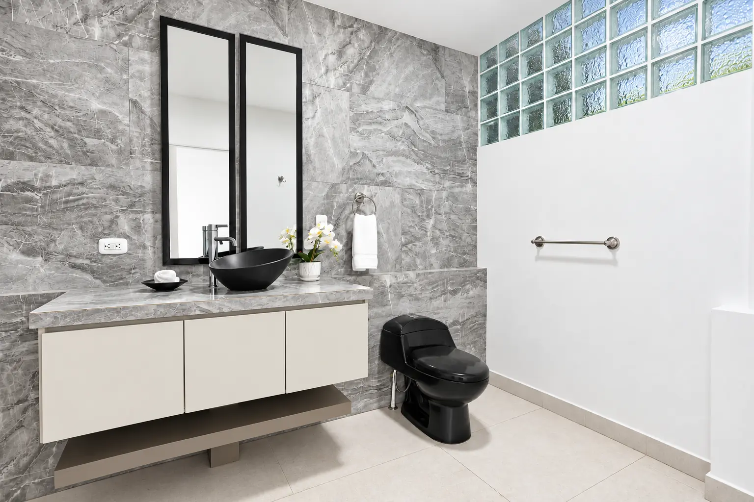 Modern private bathroom in Suite 3 at Hotel VOS