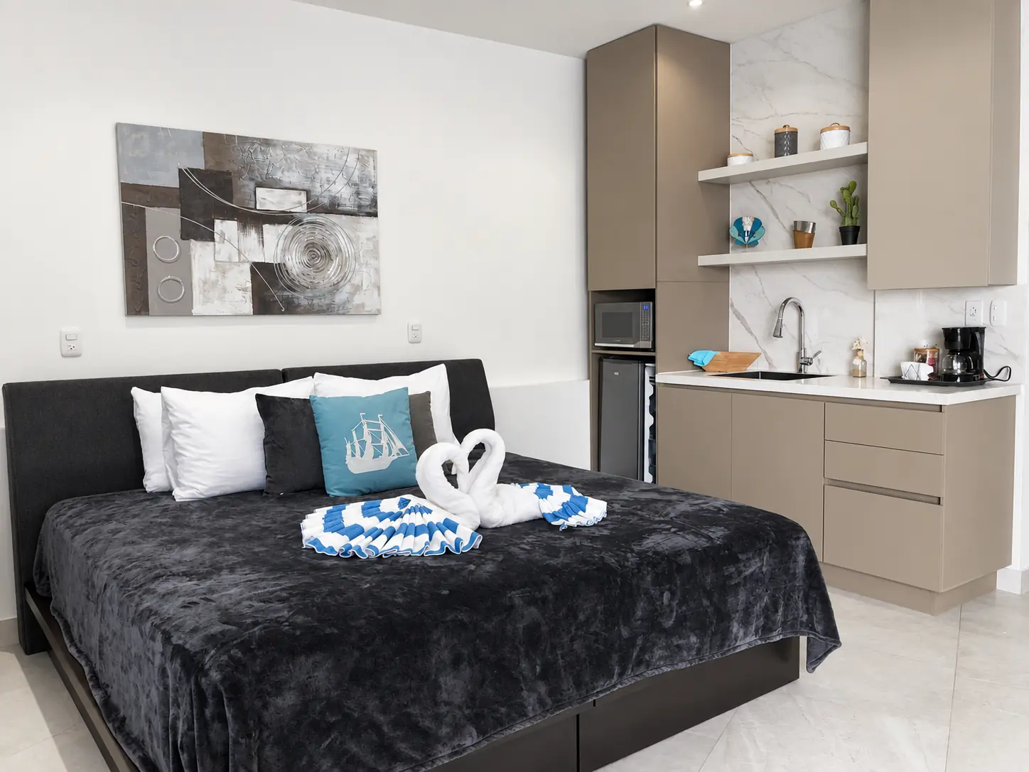 Suite 3 king bed and kitchenette at Hotel VOS