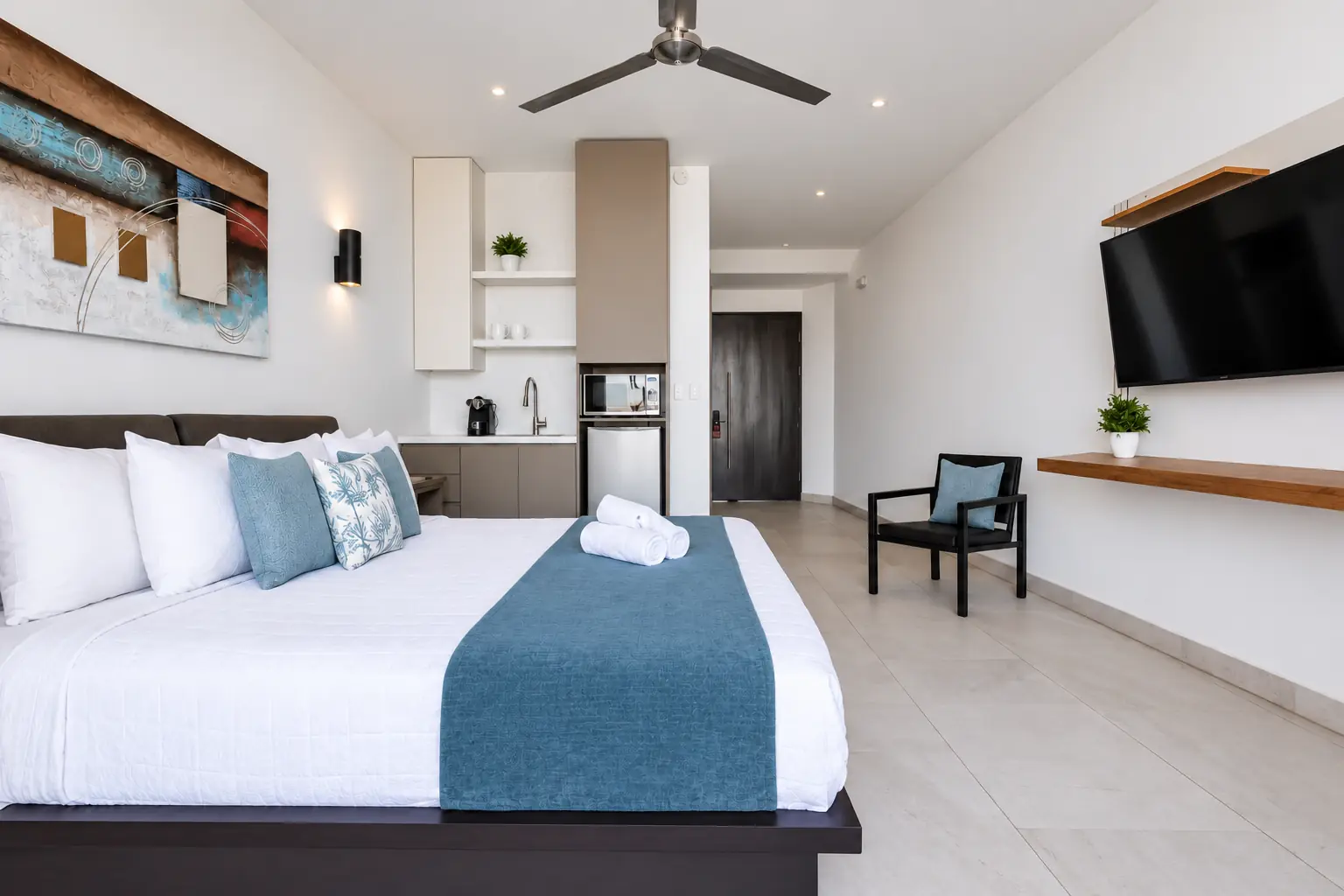 Bright Suite 4 bedroom interior at Hotel VOS in Manuel Antonio