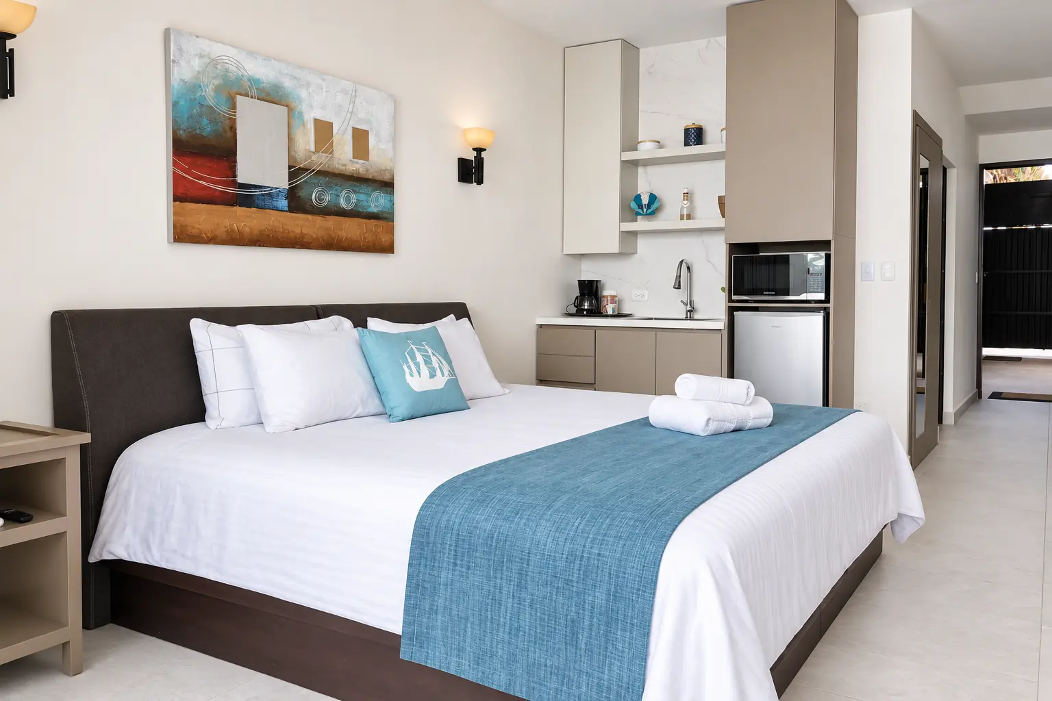 Suite 4 king bed and kitchenette in Manuel Antonio