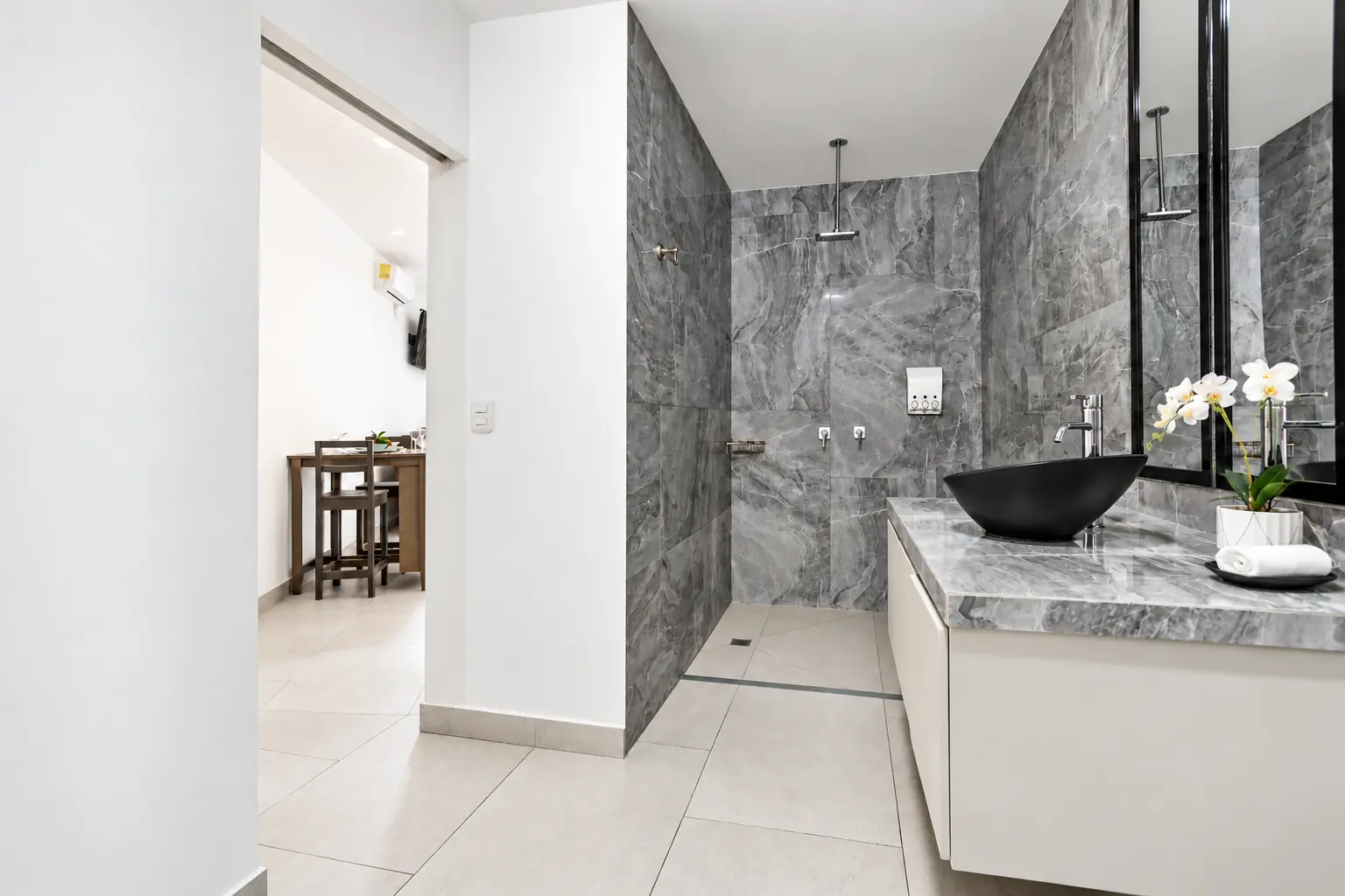 Suite 4 walk-in shower at Hotel VOS