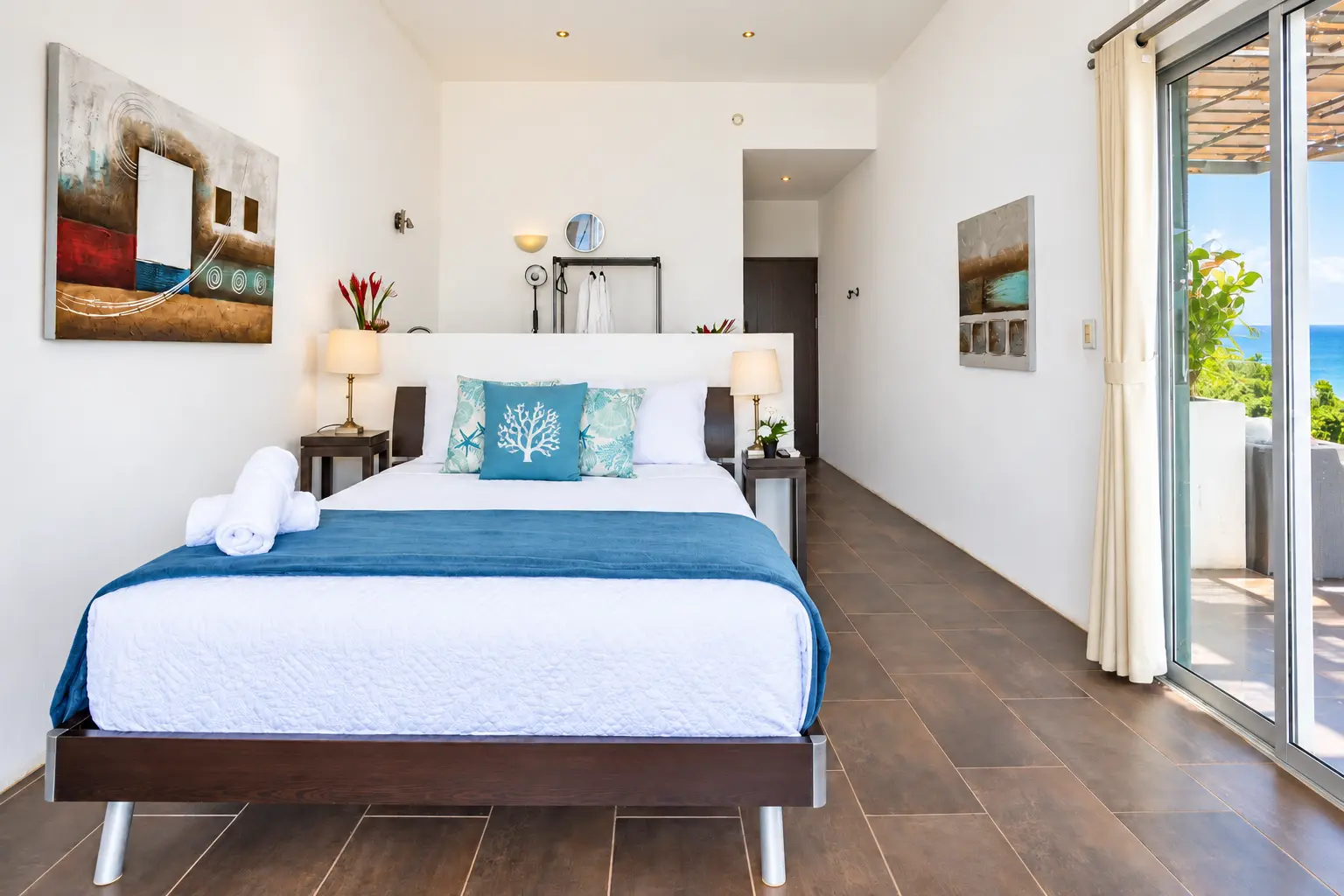 Bright Suite 5 queen bedroom interior at Hotel VOS in Manuel Antonio