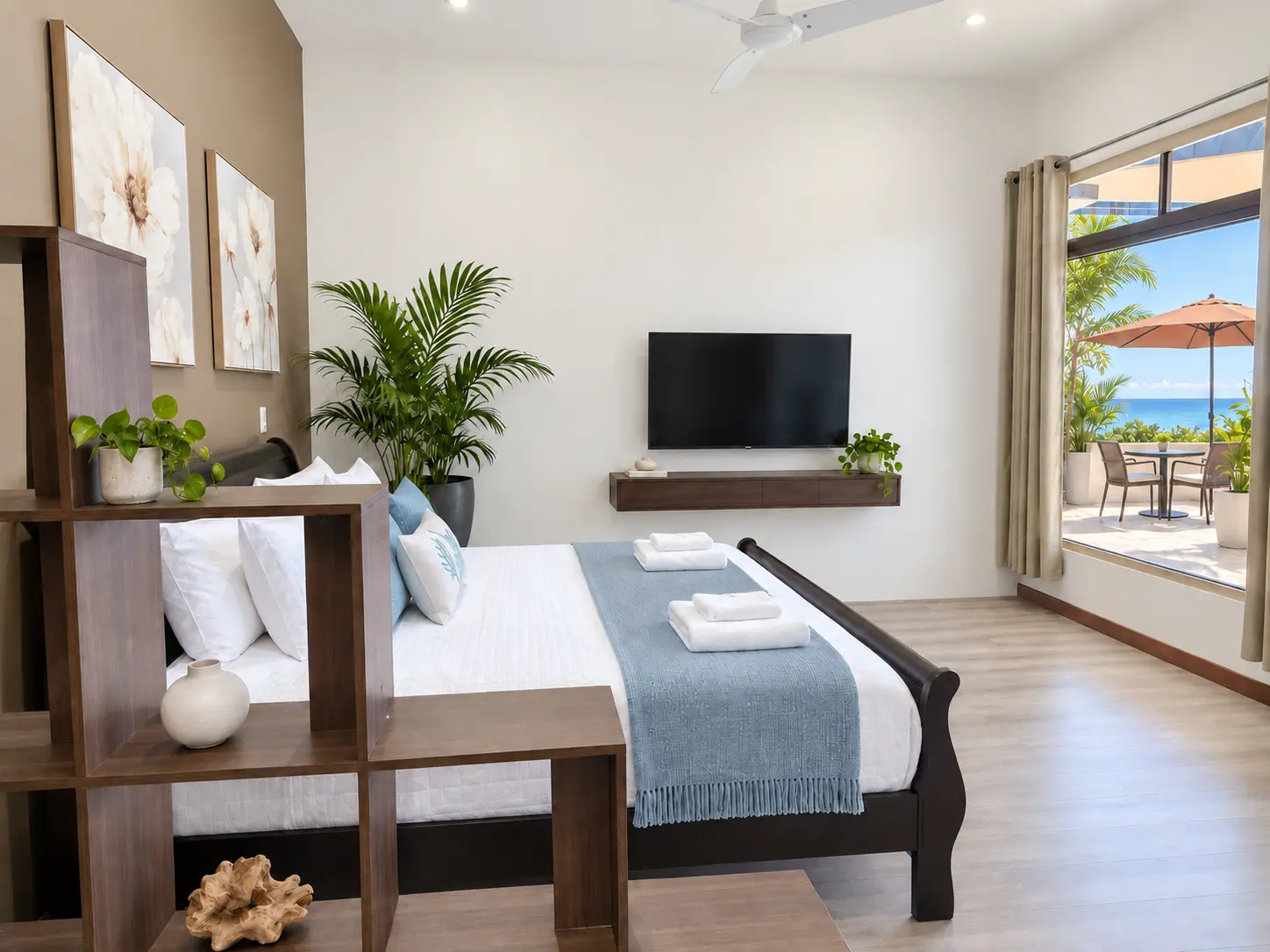 Spacious Suite 7 bedroom with California king bed at Hotel VOS