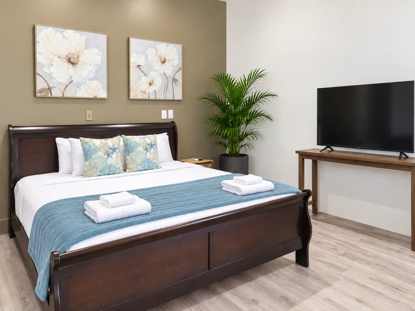 Suite 7 white bedding with a light ocean-blue runner